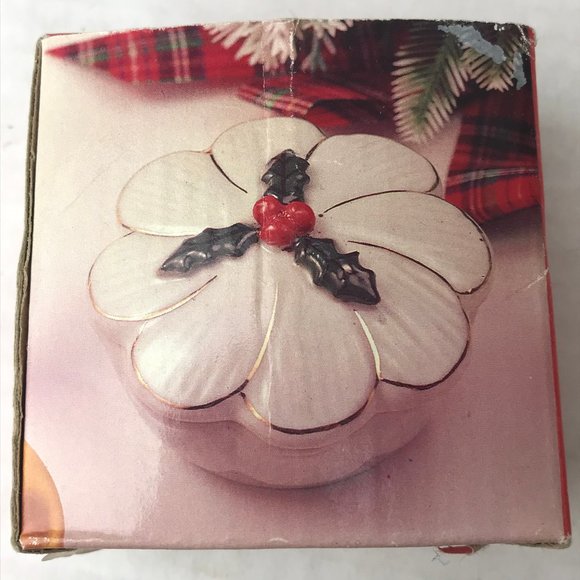NIB - VINTAGE PORCELAIN KEEPSAKE Detailed Embossed Trinket Box with Gold Trim - Picture 8 of 12